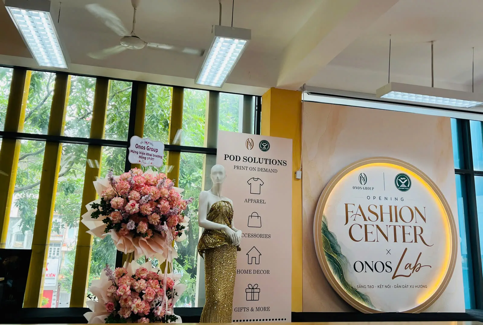 Đội ngũ tại lễ khai trương Fashion Center