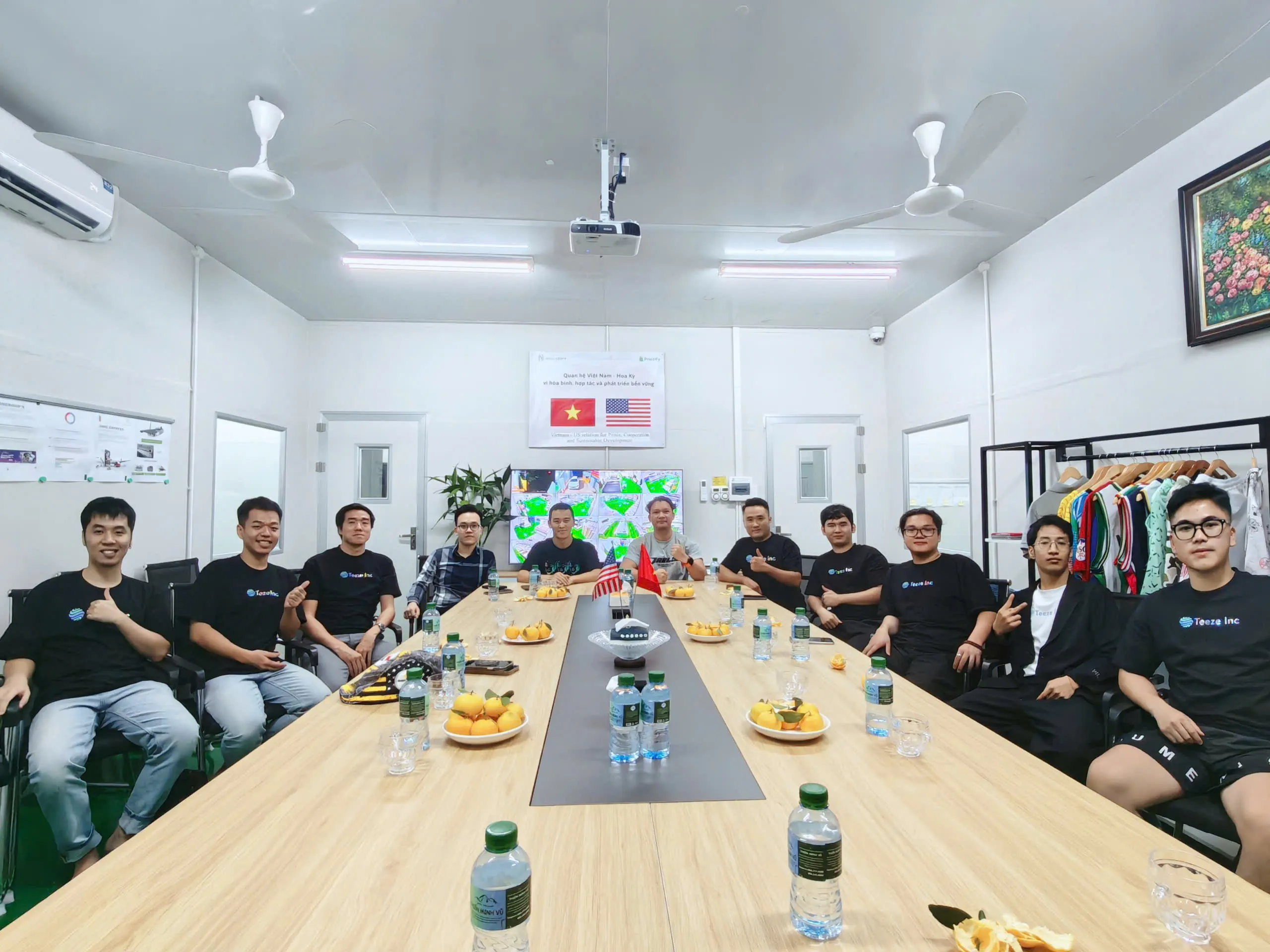 Đội ngũ Onos trong buổi gặp gỡ đối tác